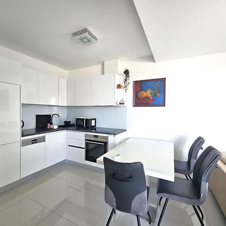 아파트 Crystal Sea View 4-6 Pax 니바이스